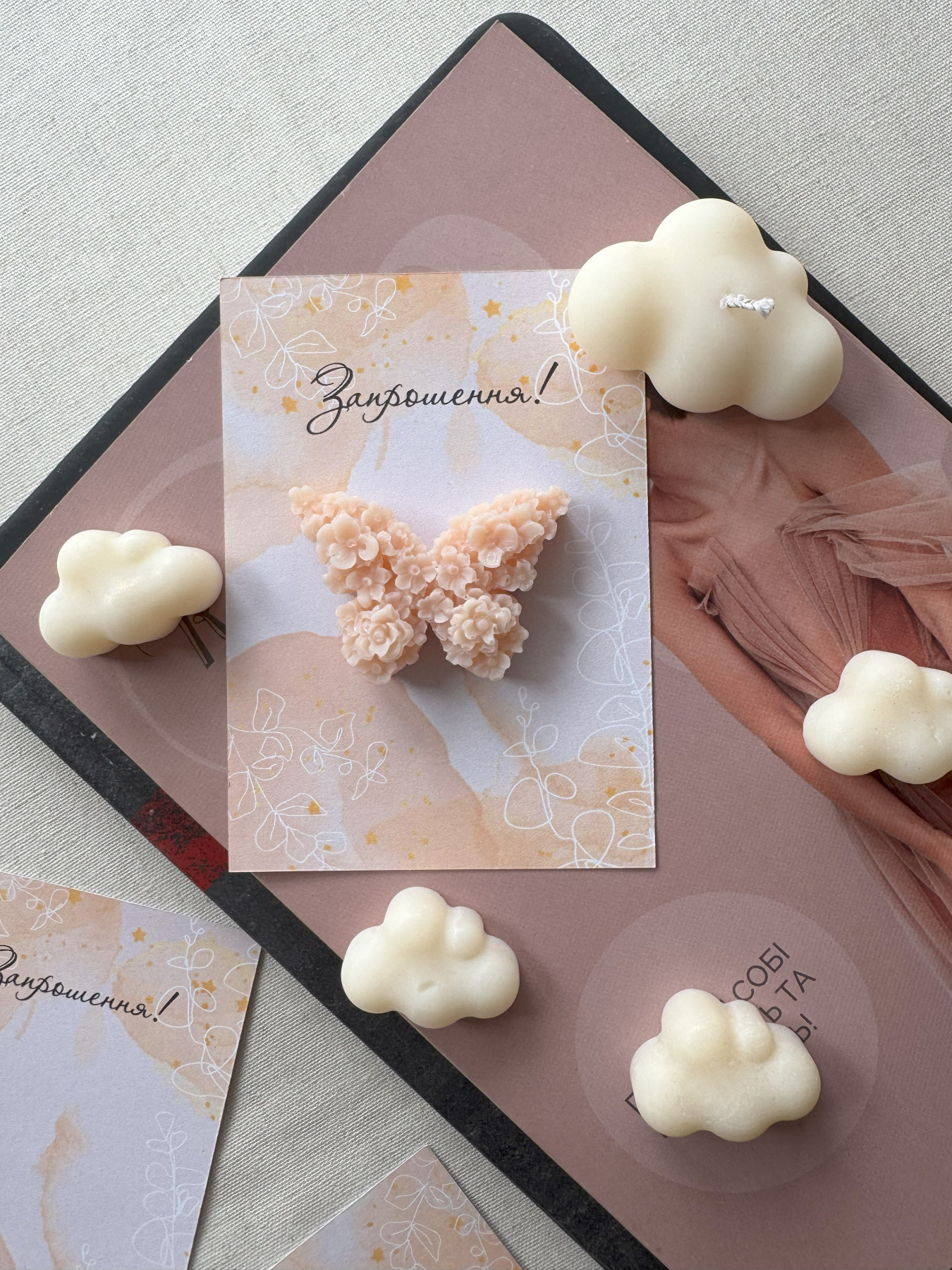 Святкове запрошення з аромасаше "Метелик на листівці" Candle Design модель 220.0014 Святкове запрошення з аромасаше "Метелик на листівці" Candle Design модель 220.0014 Фото