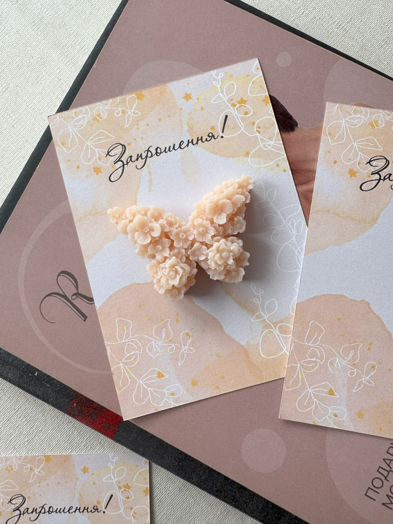 Святкове запрошення з аромасаше "Метелик на листівці" Candle Design модель 220.0014 Святкове запрошення з аромасаше "Метелик на листівці" Candle Design модель 220.0014 Фото