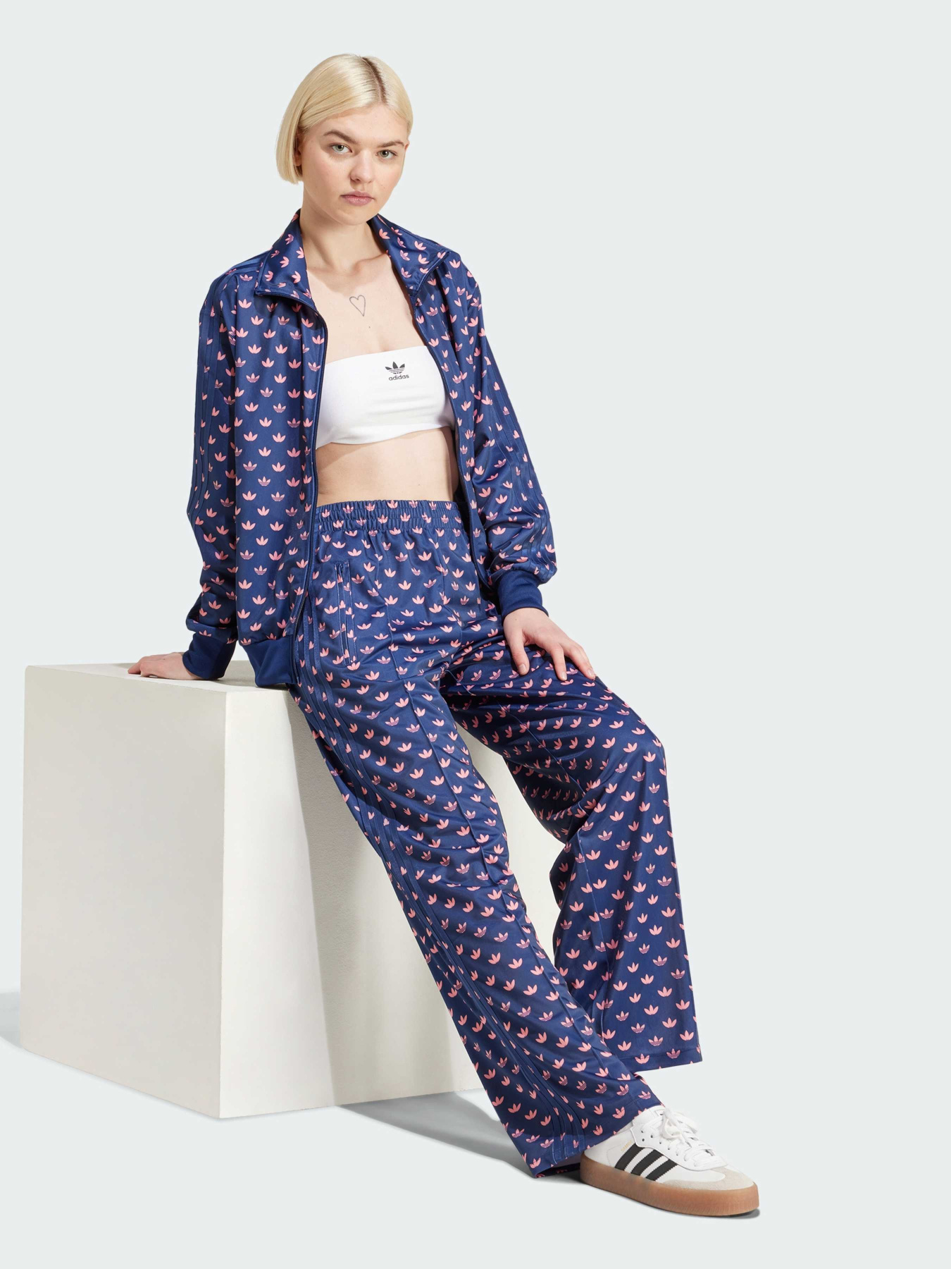 Худи и свитшоты Adidas Graphics модель IY0325 Фото
