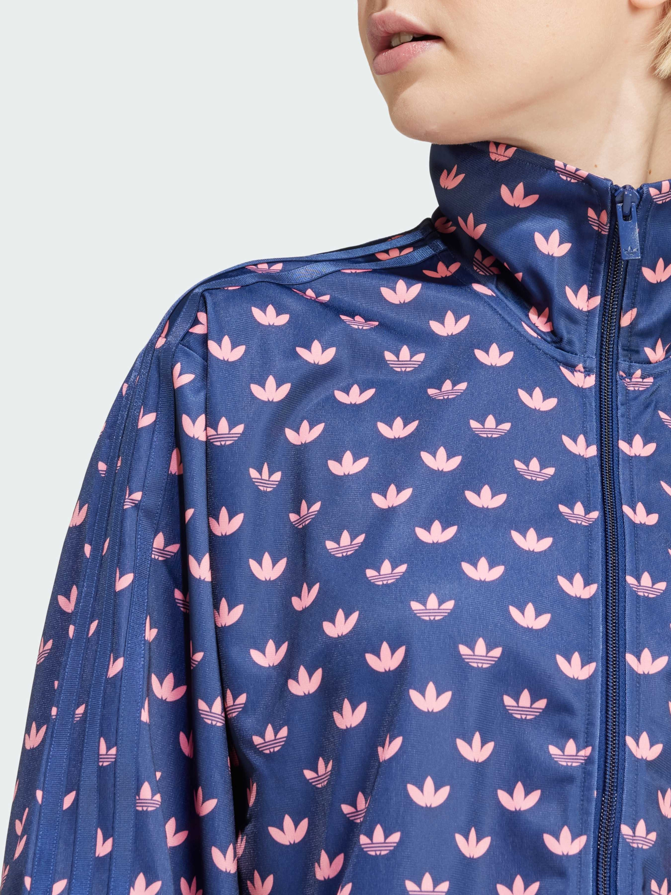 Худи и свитшоты Adidas Graphics модель IY0325 Фото