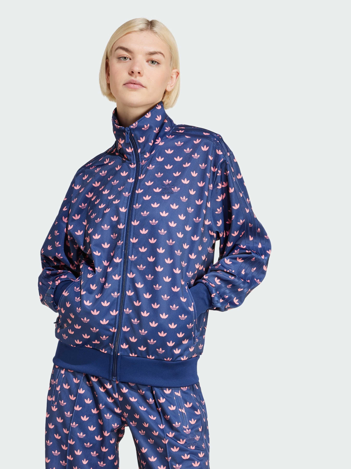 Худи и свитшоты Adidas Graphics модель IY0325 Фото