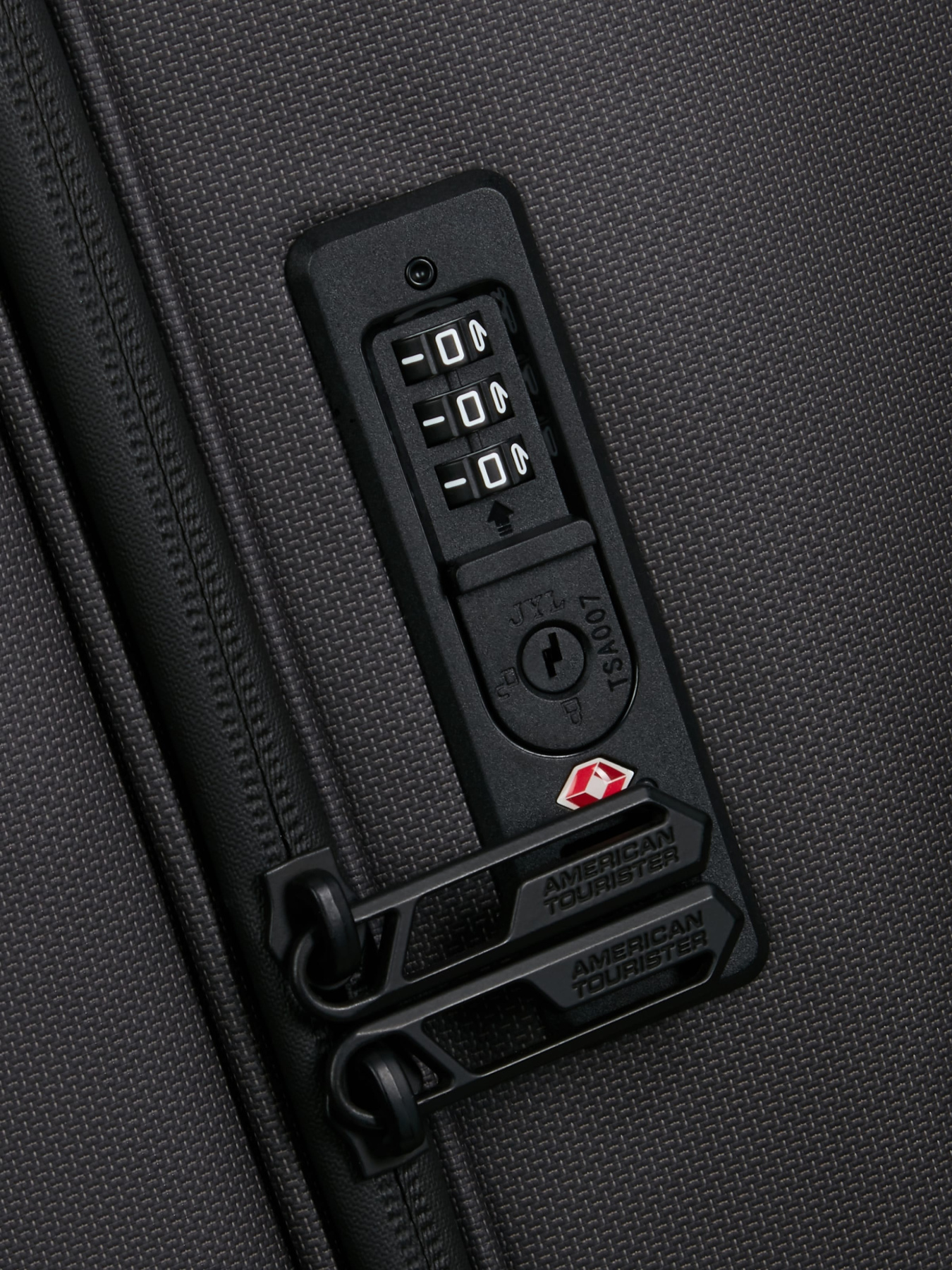 Дорожные сумки и чемоданы American Tourister модель MD119210 Фото