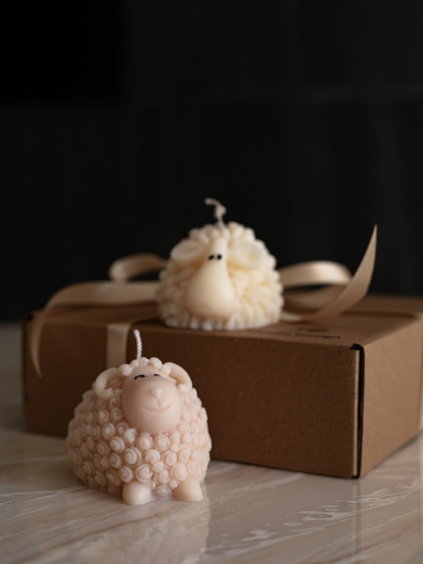 Ароматична свічка "Овечка Тільда", аромат - Almond Macaron (макарун), з оливкового воску Candle Design модель 140.3005 Ароматична свічка "Овечка Тільда", аромат - Almond Macaron (макарун), з оливкового воску Candle Design модель 140.3005 Фото