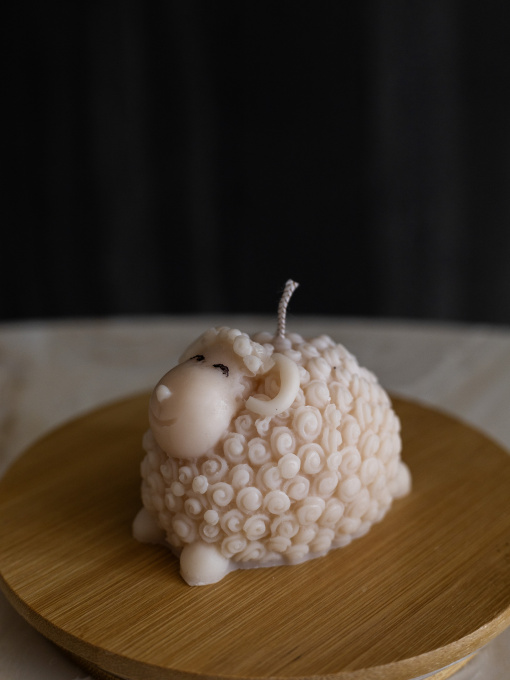 Ароматична свічка "Овечка Тільда", аромат - Almond Macaron (макарун), з оливкового воску Candle Design модель 140.3005 Фото