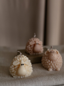 Ароматична свічка "Овечка Тільда", аромат - Almond Macaron (макарун), з оливкового воску Candle Design модель 140.3005 Фото