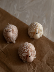 Ароматична свічка "Овечка Тільда", аромат - Almond Macaron (макарун), з оливкового воску Candle Design модель 140.3005 Фото