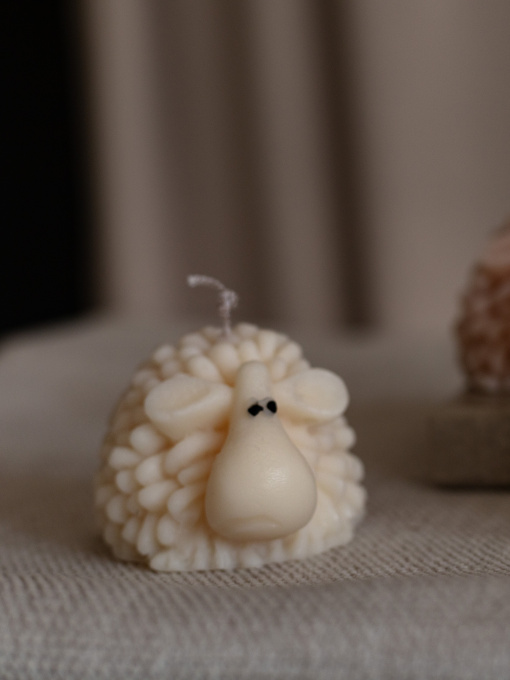 Ароматична свічка "Овечка Мая", аромат - Almond Macaron (макарун), з оливкового воску Candle Design модель 140.3006 Фото