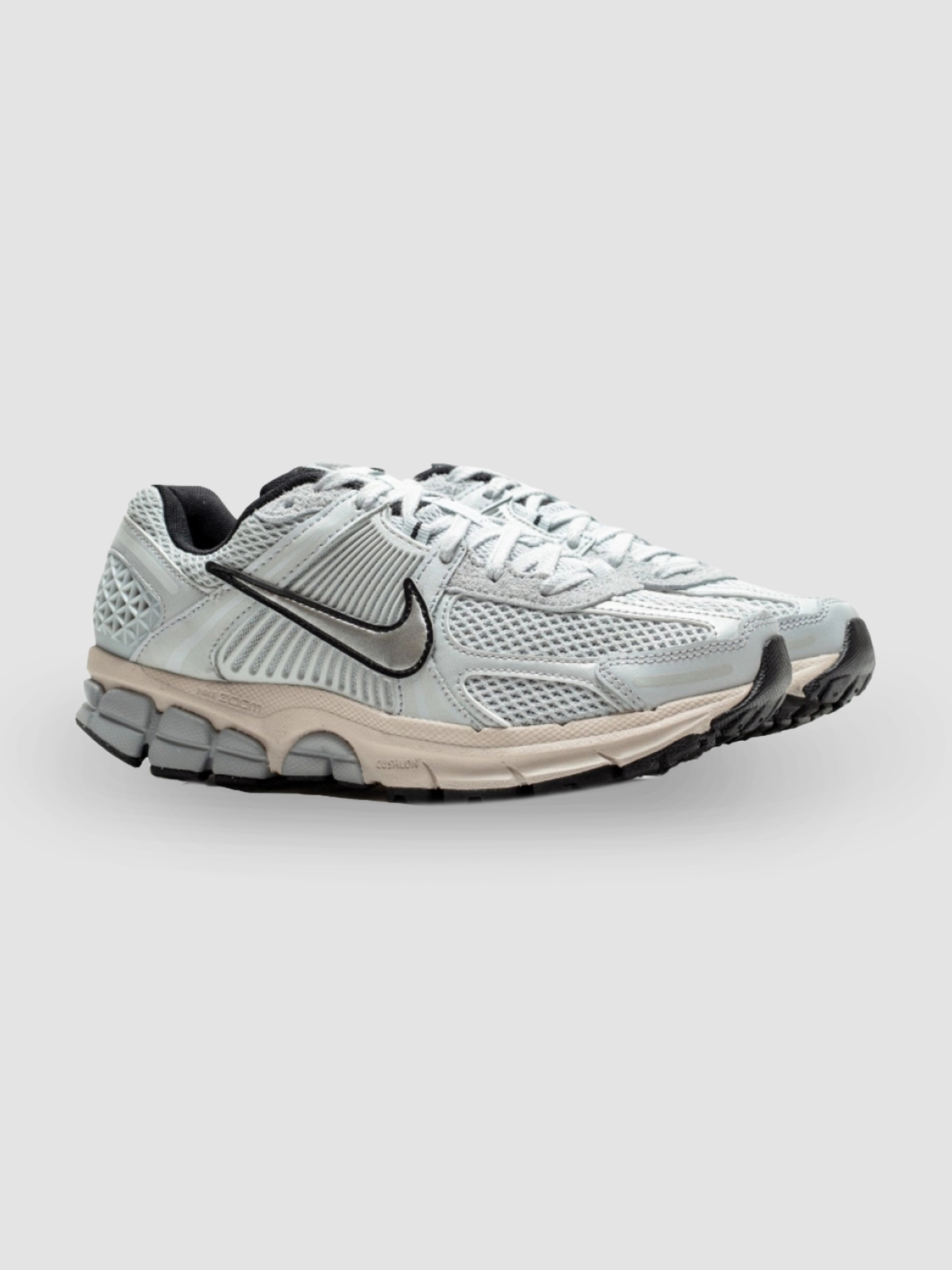 Кросівки NIKE КWmns Zoom Vomero 5 модель FN6742-002 Кросівки NIKE КWmns Zoom Vomero 5 модель FN6742-002 Фото