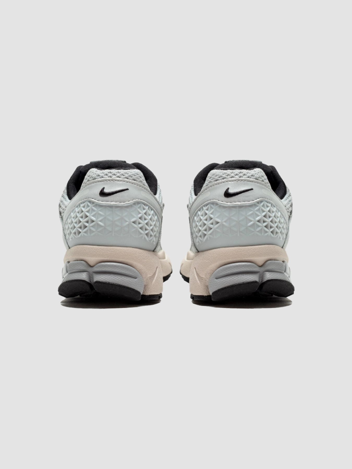 Кросівки NIKE КWmns Zoom Vomero 5 модель FN6742-002 Кросівки NIKE КWmns Zoom Vomero 5 модель FN6742-002 Фото