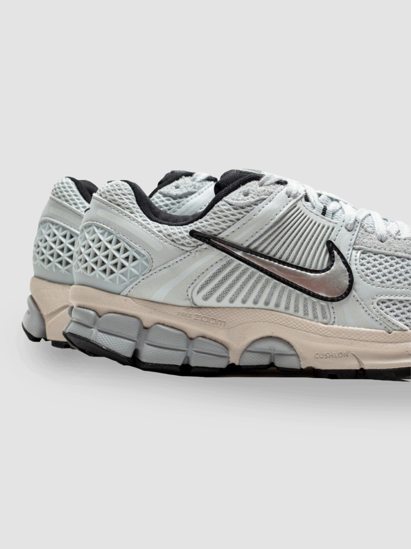 Кросівки NIKE КWmns Zoom Vomero 5 модель FN6742-002 Кросівки NIKE КWmns Zoom Vomero 5 модель FN6742-002 Фото