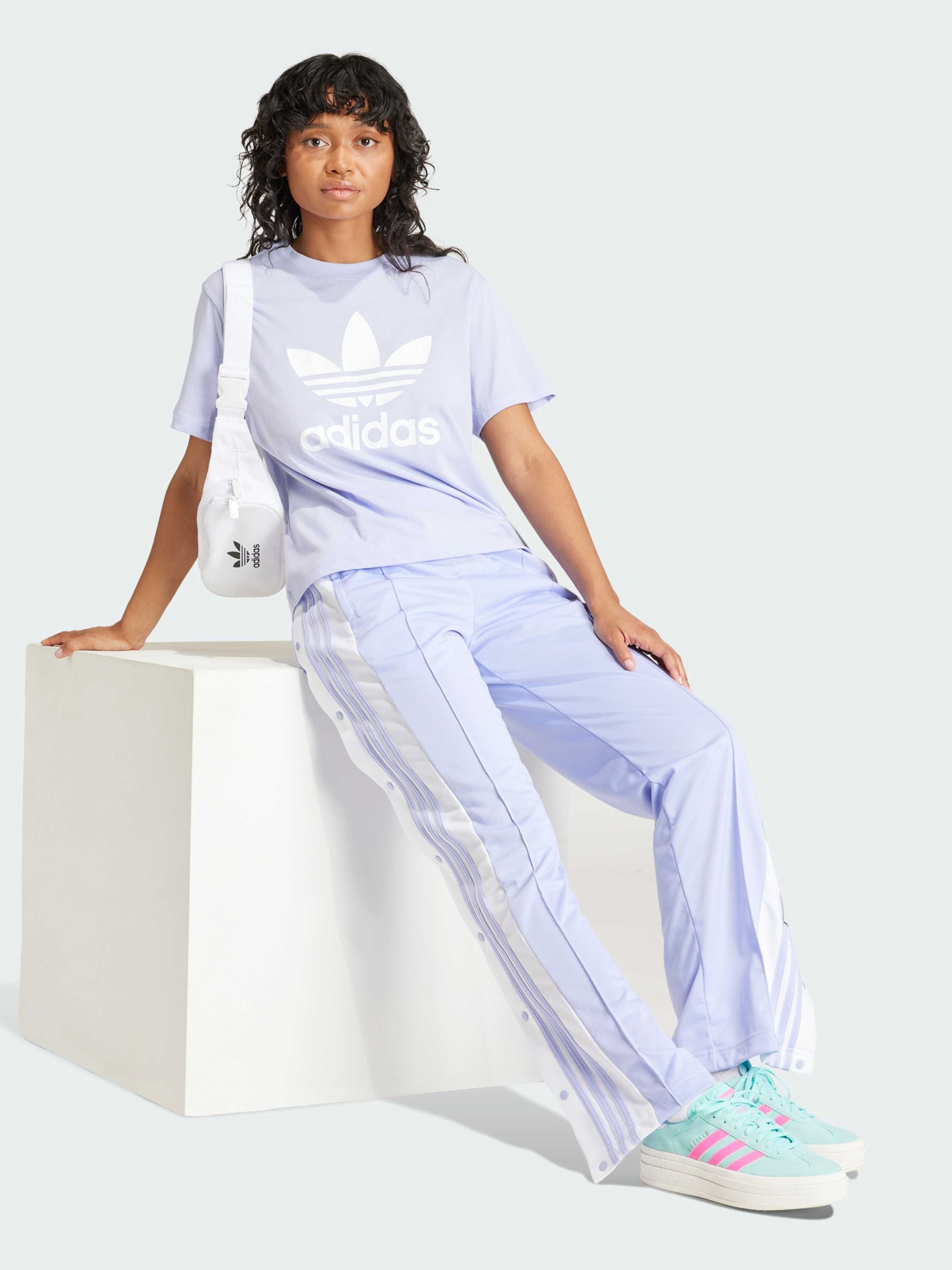 Футболки і поло Adidas Adicolor модель IN8439 Футболки і поло Adidas Adicolor модель IN8439 Фото