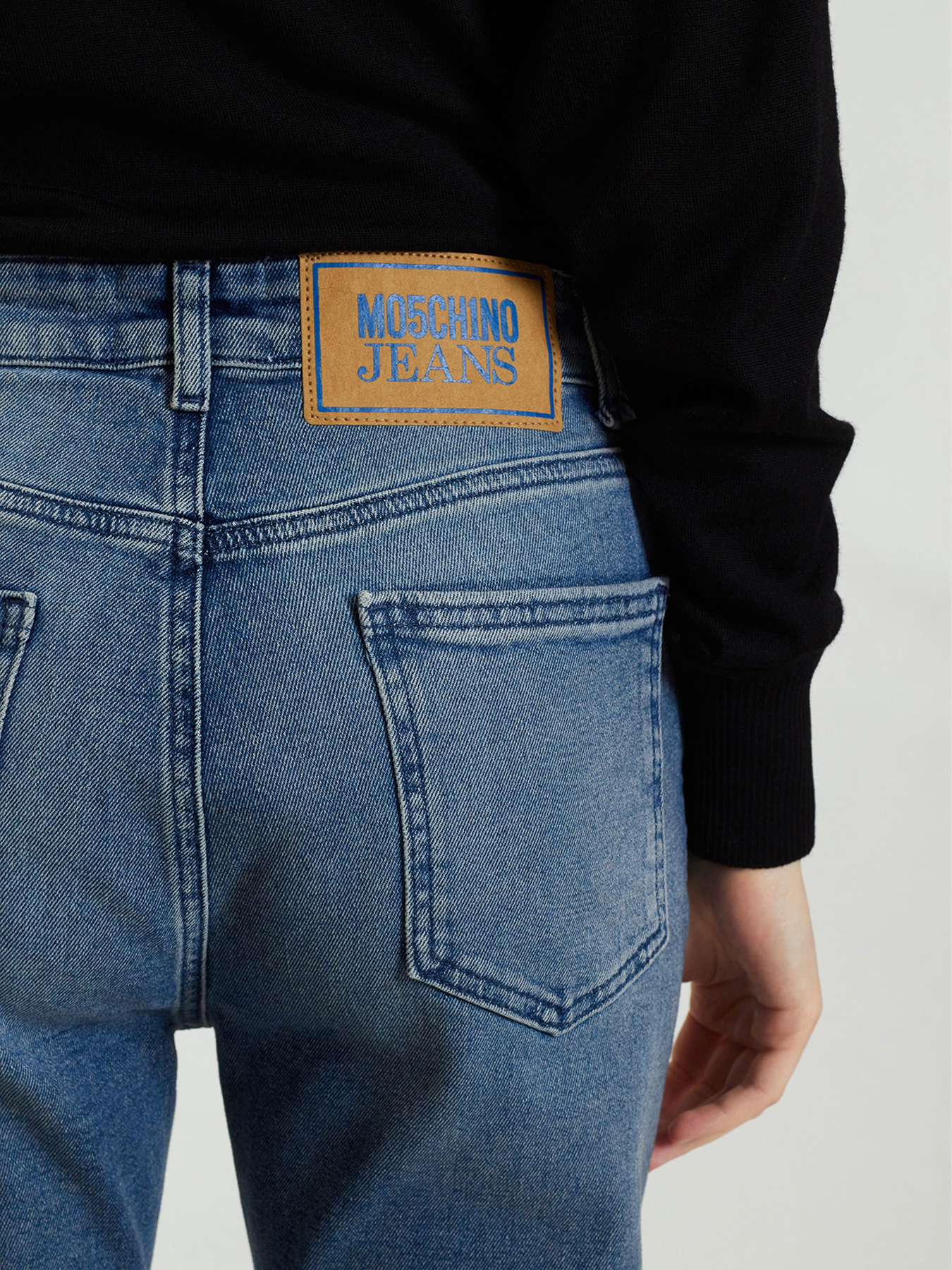 Джинсы Moschino модель 242K2A030987211343 Фото