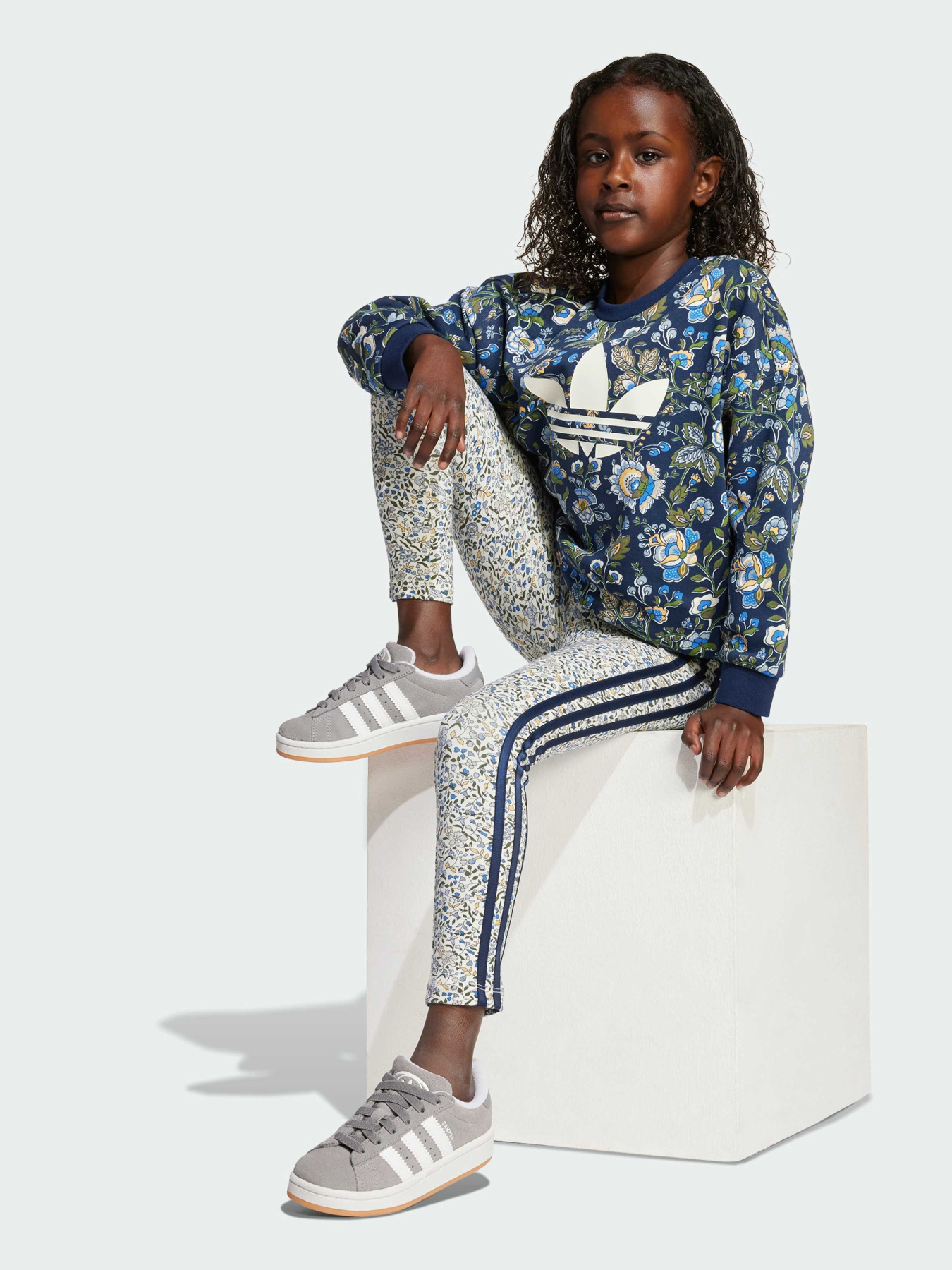Костюмы Adidas Graphics модель JV7804 Костюмы Adidas Graphics модель JV7804 Фото