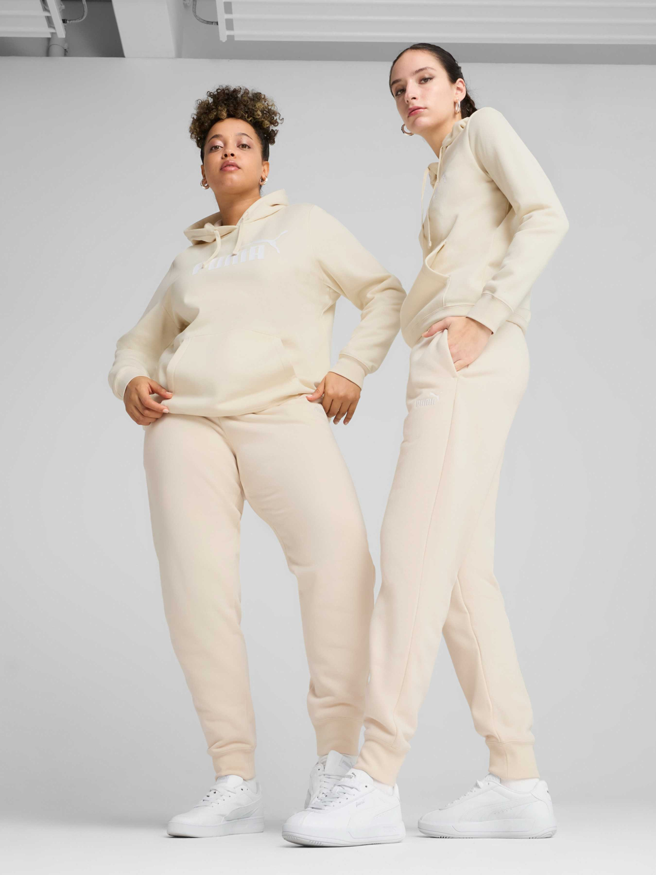 Штани PUMA Ess No. 1 Logo Sweatpants модель 682449 Фото
