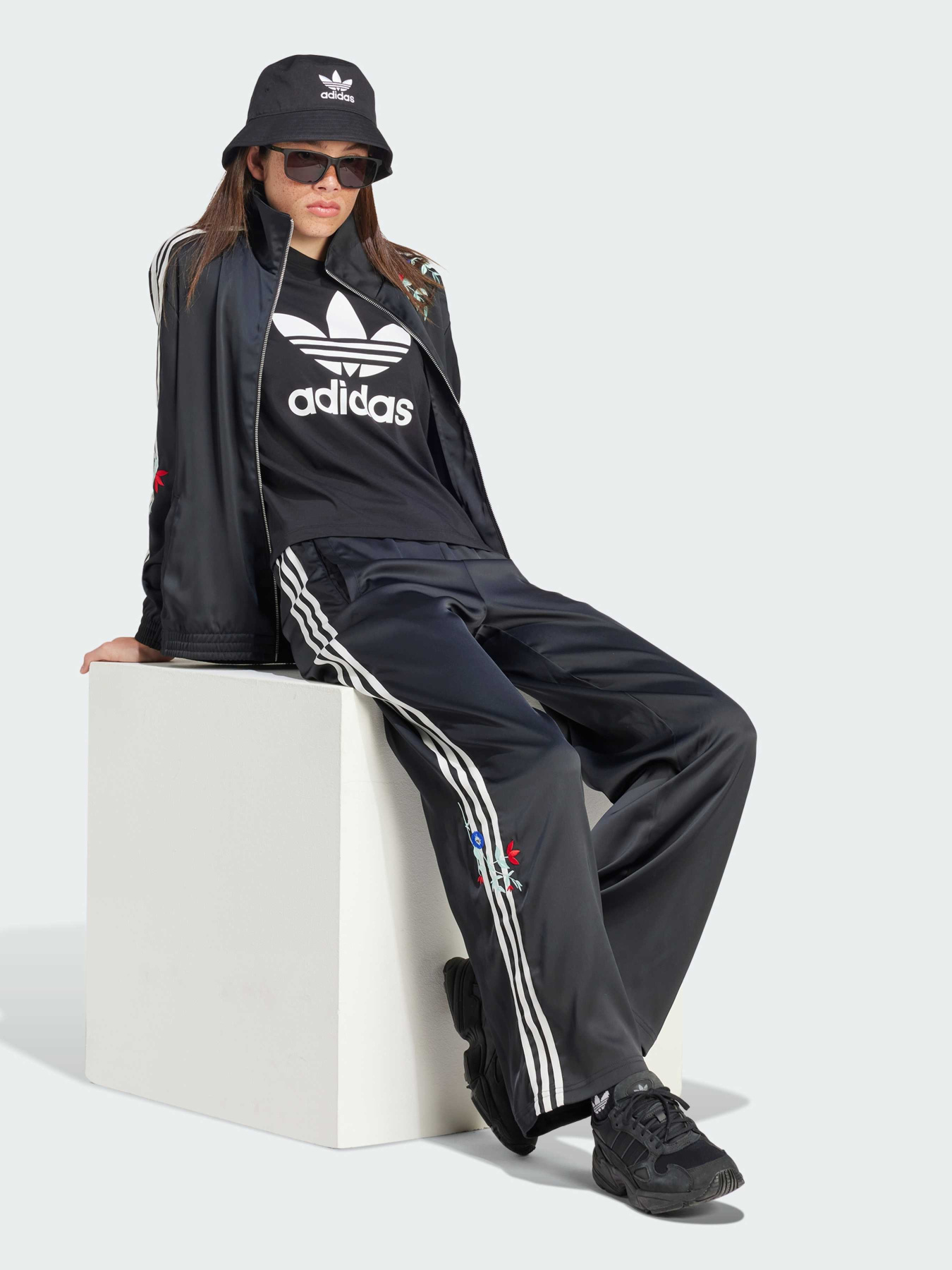 Худи и свитшоты Adidas Graphics модель IT5376 Фото