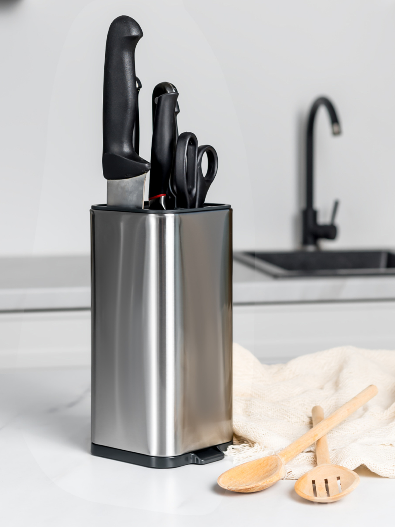 Подставка для ножей из нержавеющей стали MBM HOME модель KP-67 SS/BLACK Подставка для ножей из нержавеющей стали MBM HOME модель KP-67 SS/BLACK Фото