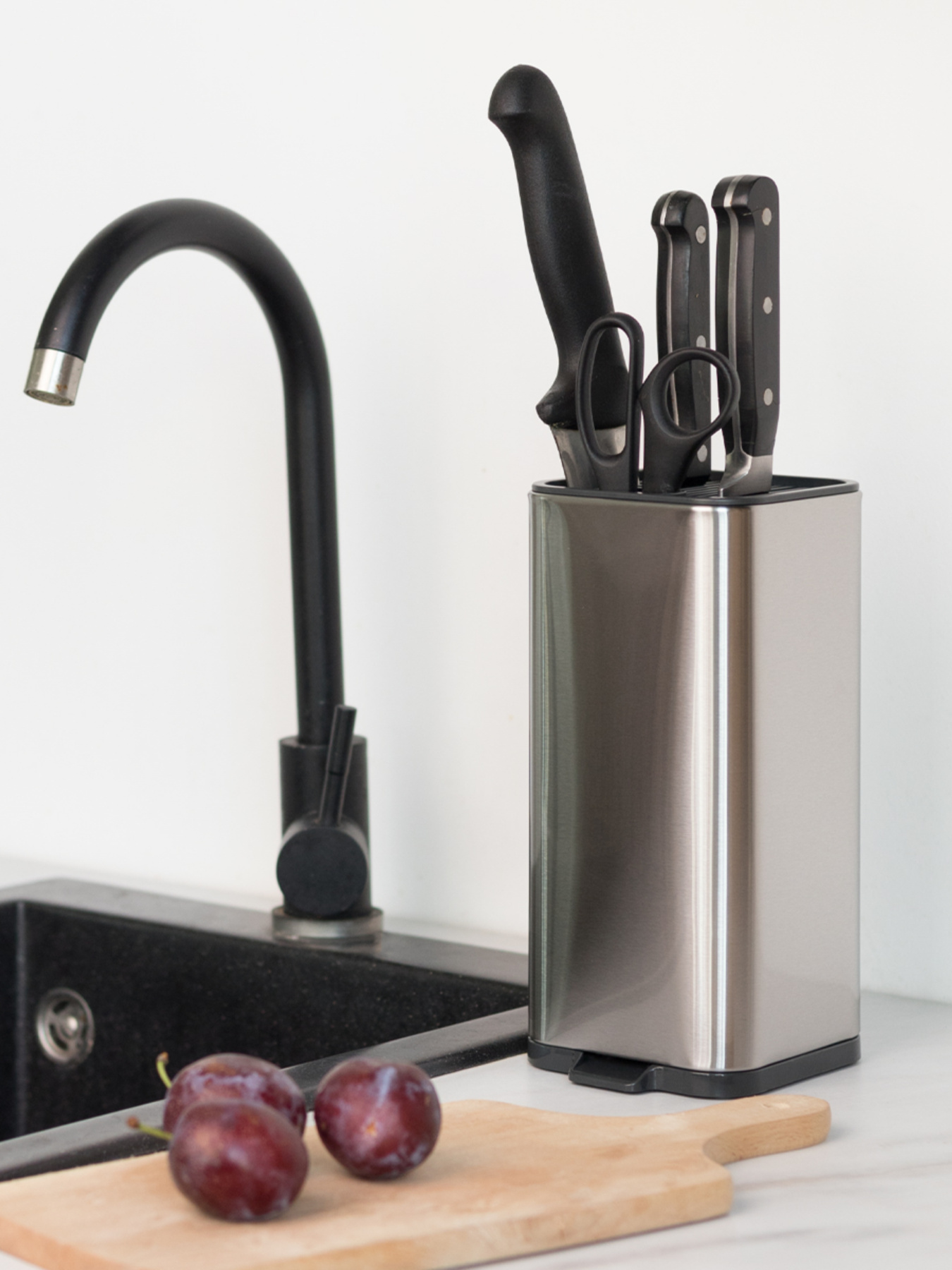 Подставка для ножей из нержавеющей стали MBM HOME модель KP-67 SS/BLACK Подставка для ножей из нержавеющей стали MBM HOME модель KP-67 SS/BLACK Фото