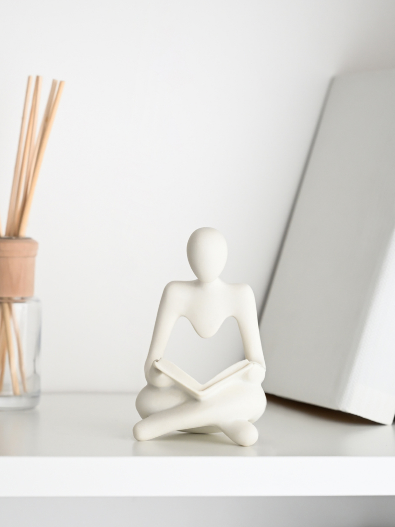 Статуетка "Мислитель з книгою" біла MBM HOME модель DH-ST-23 WHITE Фото