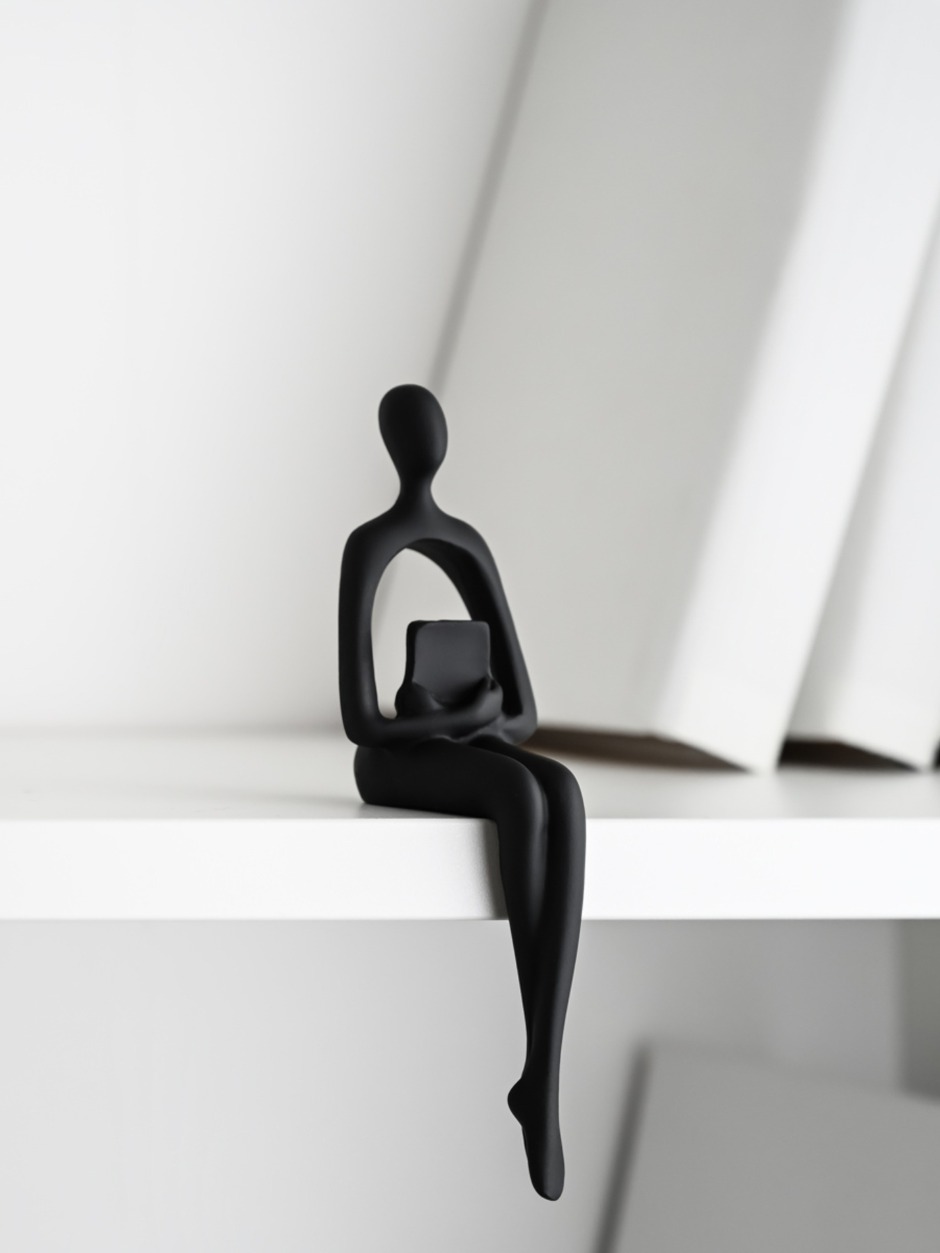 Статуэтка "Человек с книгой" черная MBM HOME модель DH-ST-26 BLACK Статуэтка "Человек с книгой" черная MBM HOME модель DH-ST-26 BLACK Фото