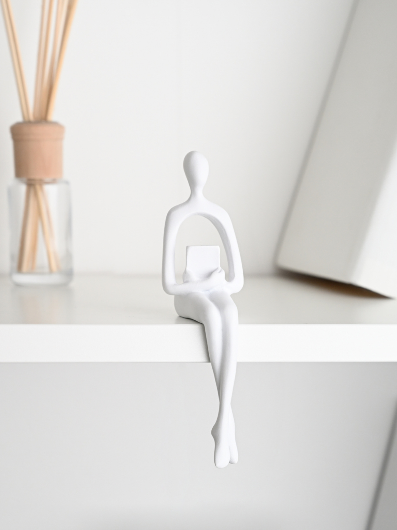 Статуэтка "Человек с книгой" белая MBM HOME модель DH-ST-26 WHITE Статуэтка "Человек с книгой" белая MBM HOME модель DH-ST-26 WHITE Фото