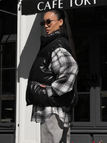 Куртки и дубленки Jadone Fashion модель Zhylet_Hat_chorne Фото