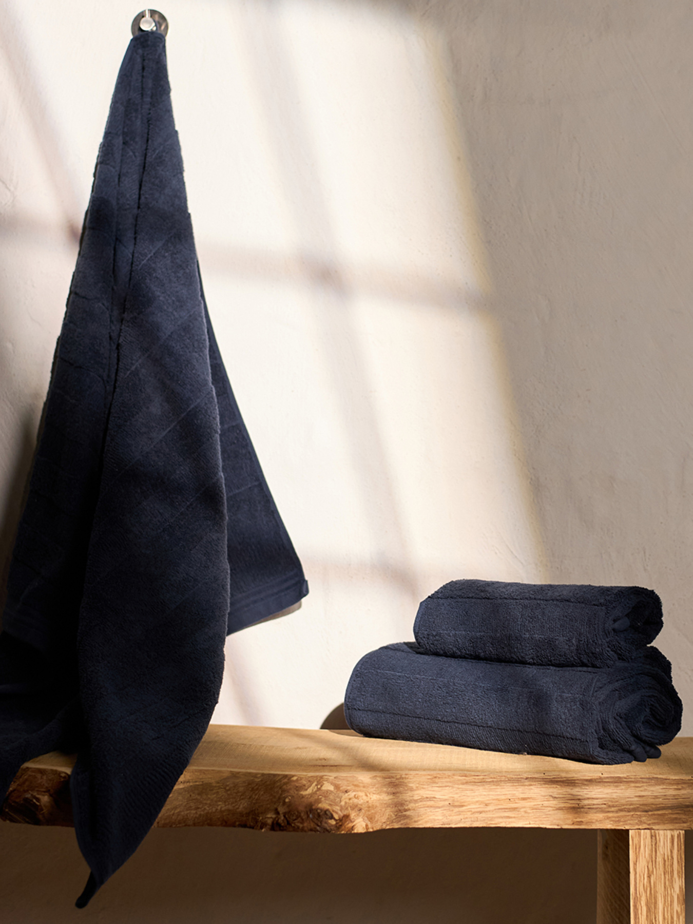 Полотенце из натурального хлопка "Вдохновение" темно-синее MBM HOME модель BT-12 DARK BLUE Полотенце из натурального хлопка "Вдохновение" темно-синее MBM HOME модель BT-12 DARK BLUE Фото