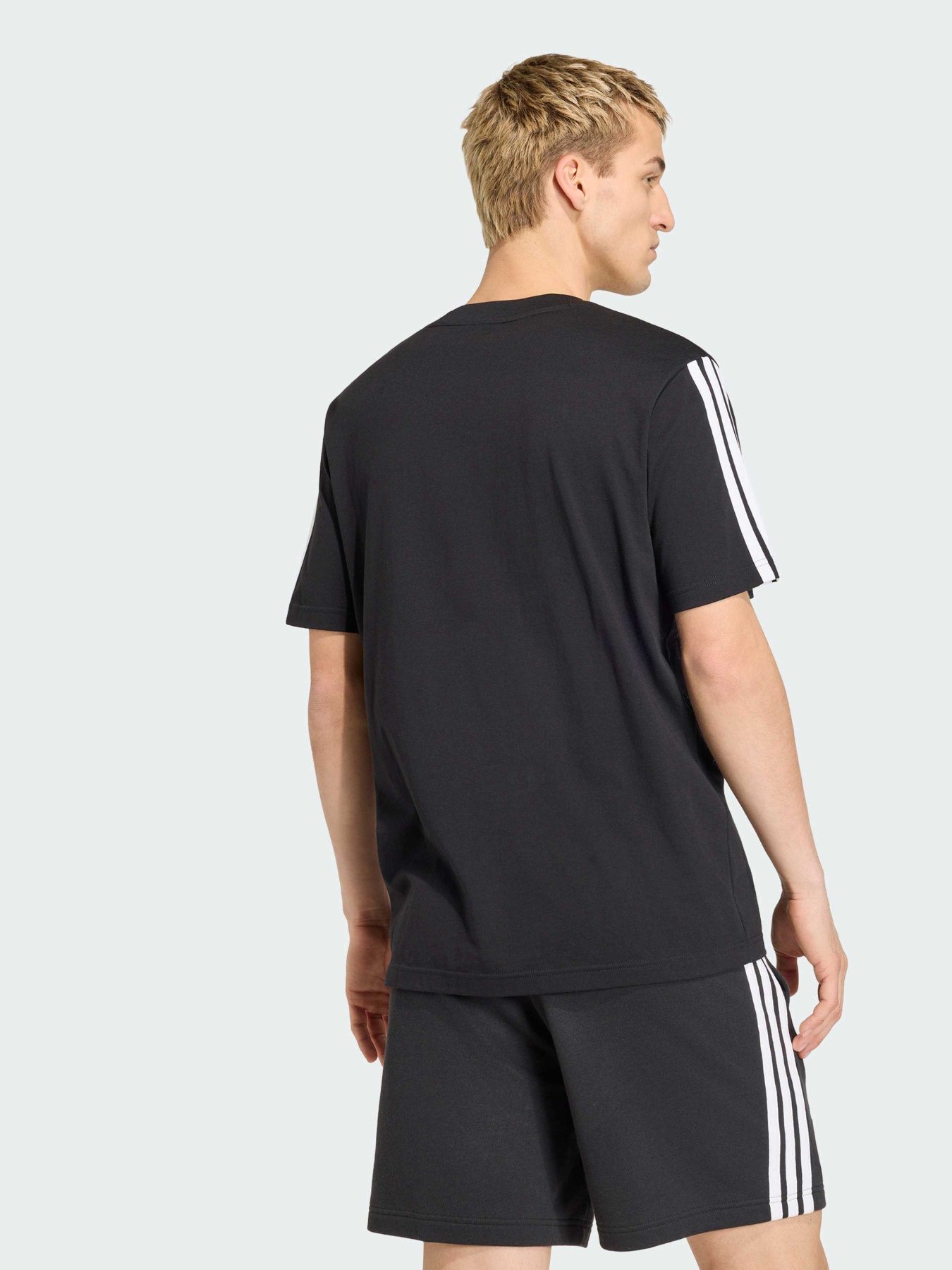 Футболки и поло Adidas модель JZ9352 Футболки и поло Adidas модель JZ9352 Фото