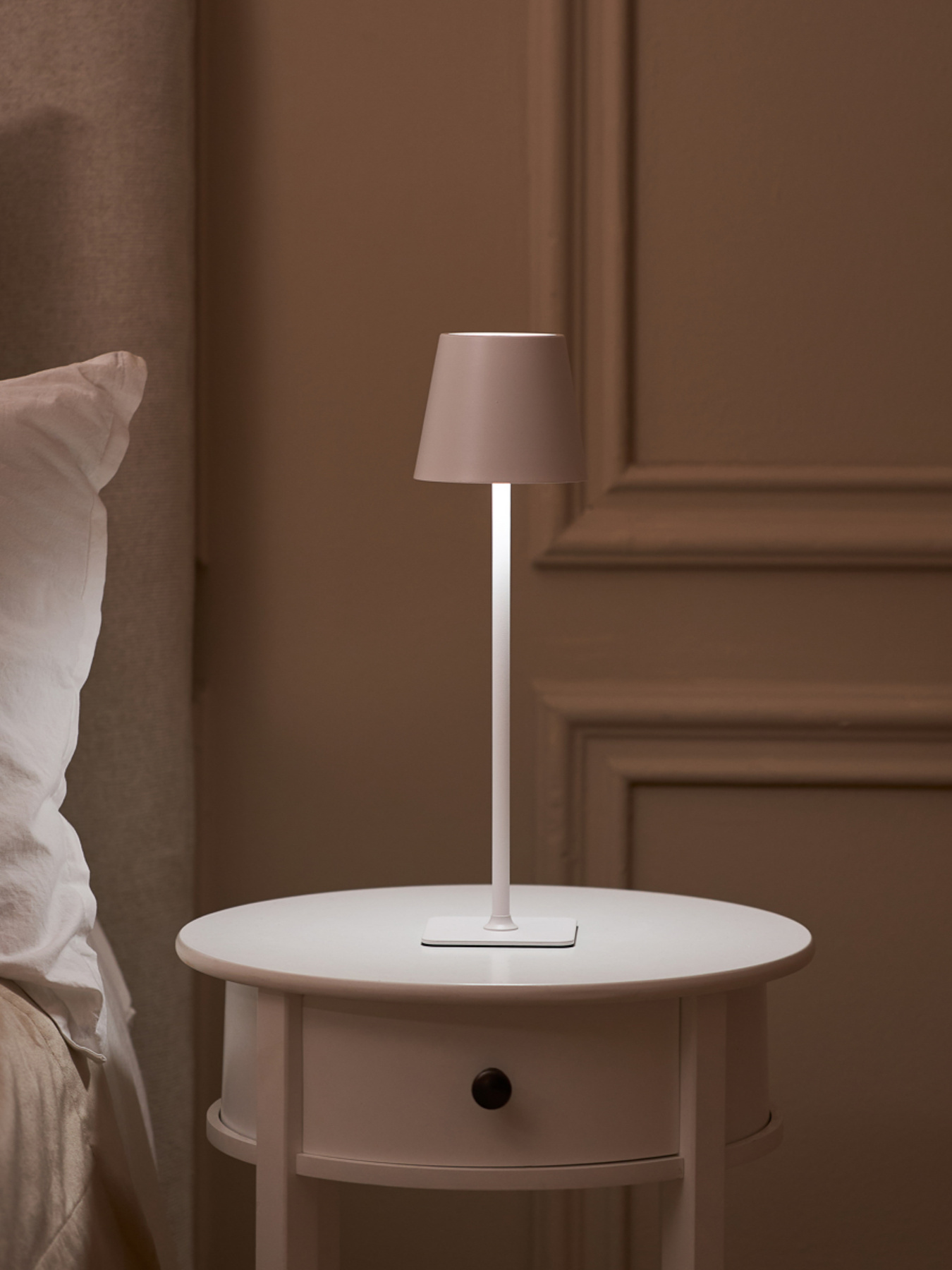 Настольная светодиодная лампа с аккумулятором белая MBM HOME модель DH-LAMP-15 WHITE Настольная светодиодная лампа с аккумулятором белая MBM HOME модель DH-LAMP-15 WHITE Фото