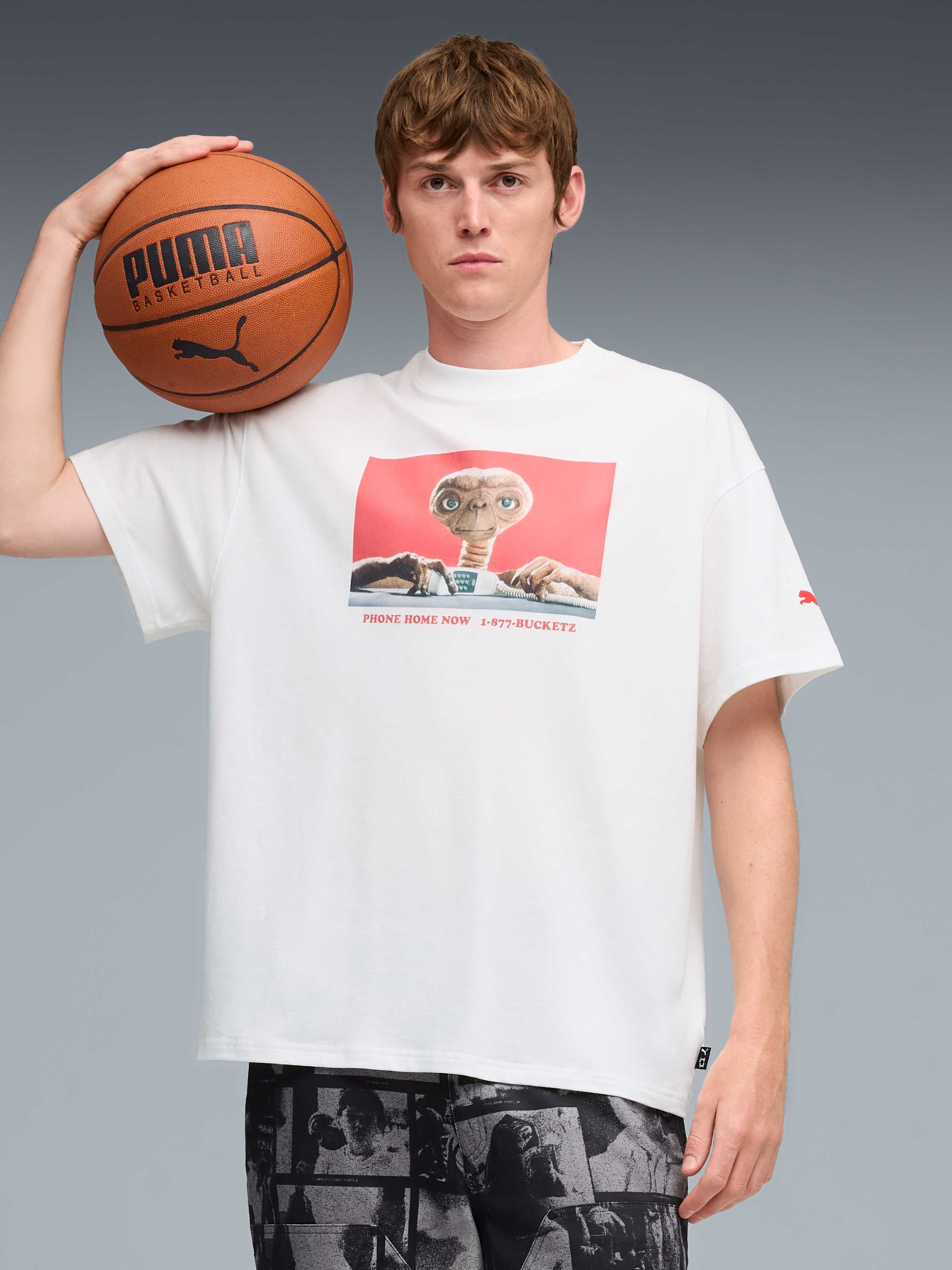 Футболки і поло PUMA Hoops x E.t. Tee I модель 633103 Фото