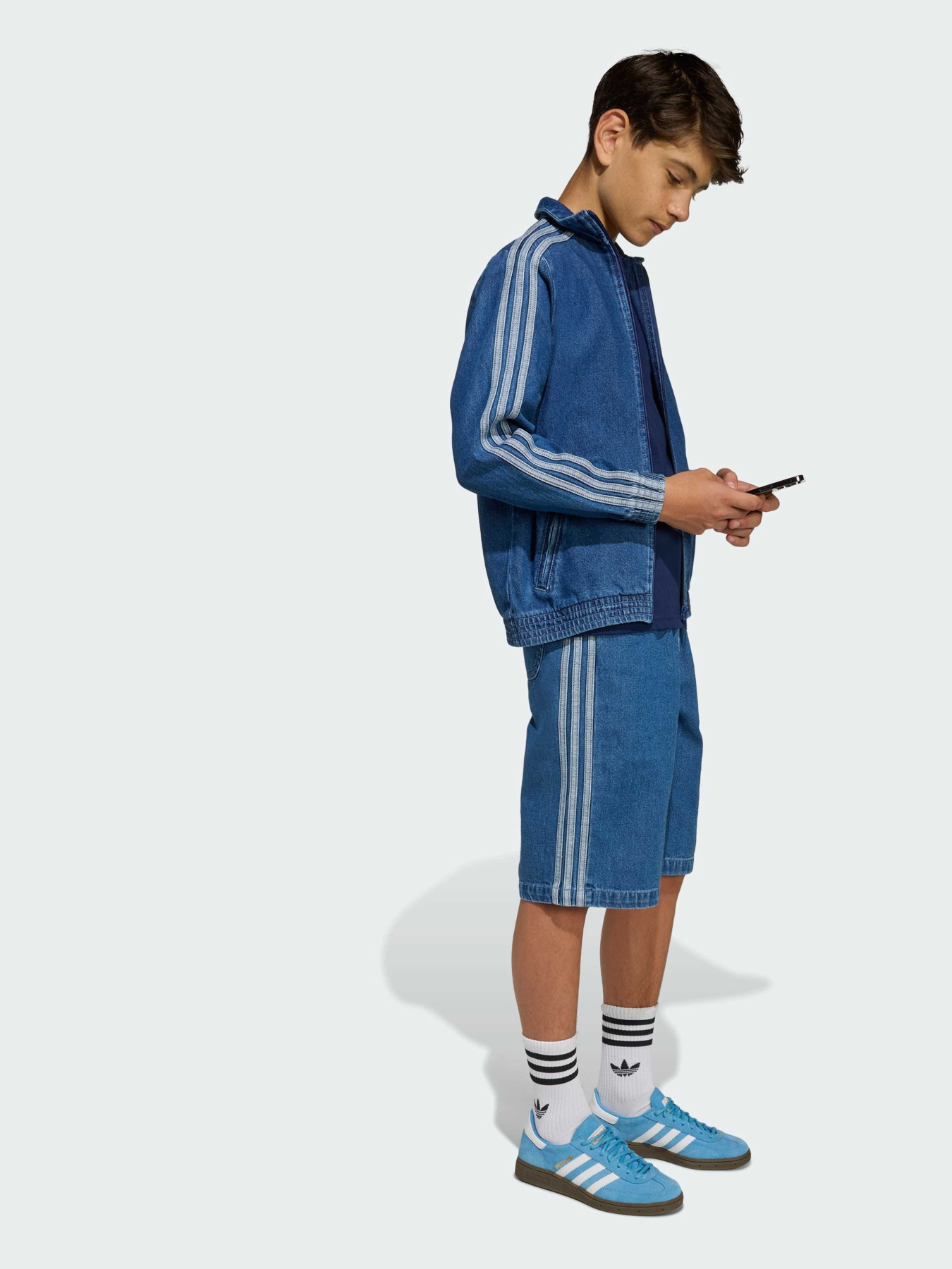 Куртки и дубленки Adidas Adicolor модель KE2849 Куртки и дубленки Adidas Adicolor модель KE2849 Фото