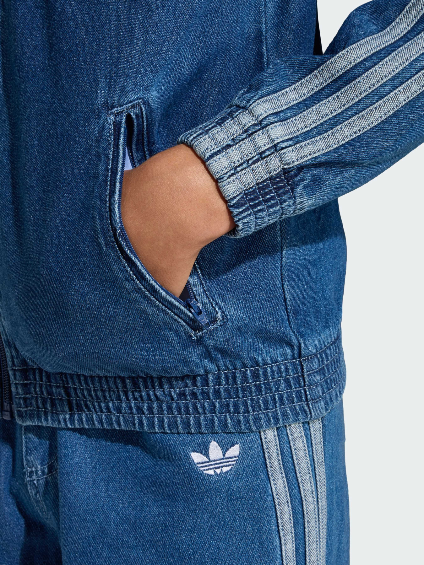 Куртки и дубленки Adidas Adicolor модель KE2849 Куртки и дубленки Adidas Adicolor модель KE2849 Фото