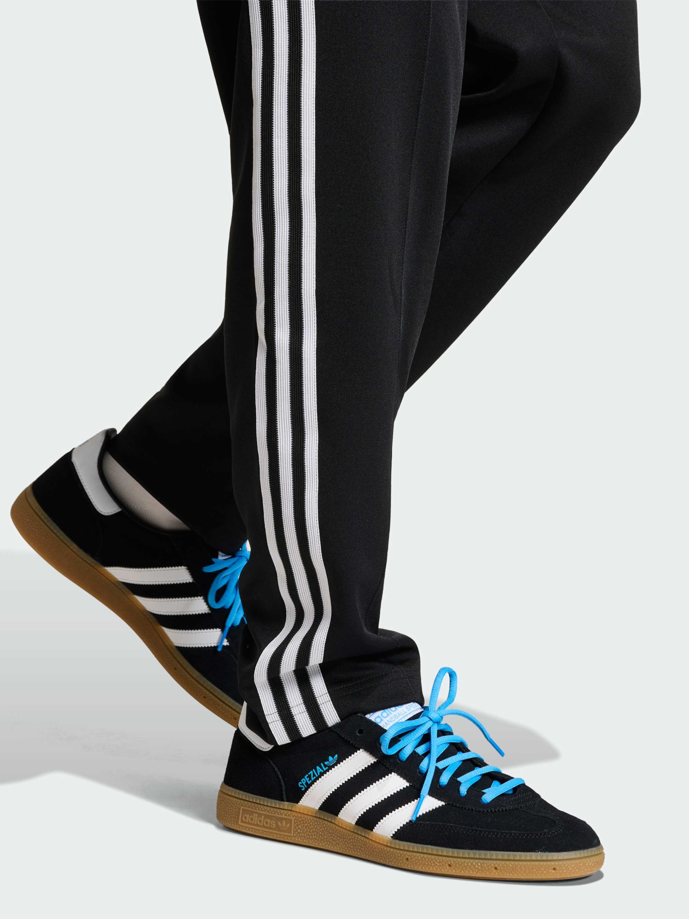 Брюки Adidas модель JZ6306 Брюки Adidas модель JZ6306 Фото